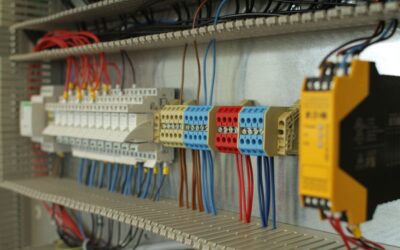 W&nbsp;jaki sposób szafy sterujące pomagają uporządkować aparaturę elektroniczną?